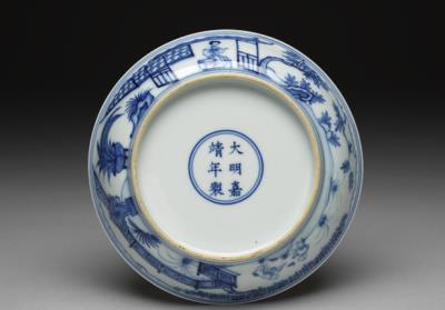 图片[2]-Dish with decoration of pine, bamboo, and plum and court ladies in underglaze blue, Ming dynasty, Jiajing reign (1522-1566)-China Archive